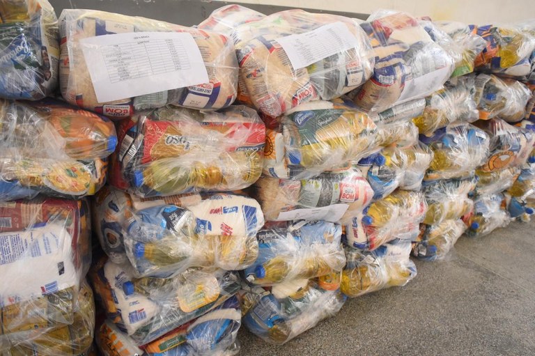 100 mil cestas básicas devem começar a ser distribuídas às famílias carentes até sexta-feira