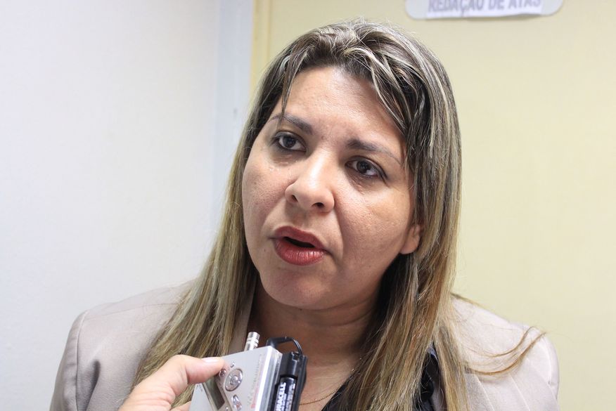 Vereadora governista pressiona prefeitura para apresentar cronograma de retomada das aulas presenciais