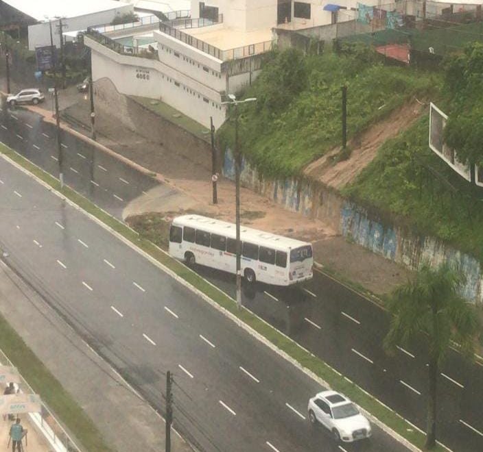 Barreira cede, interdita parte da Av. Epitácio Pessoa e linhas de ônibus que passam por pontos alagados ficam suspensas temporariamente