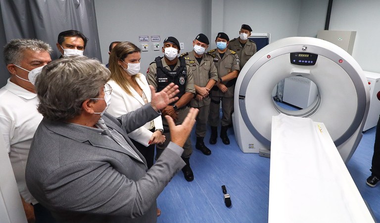 João Azevêdo entrega tomógrafo ao hospital Edson Ramalho e reforça fortalecimento da saúde pública