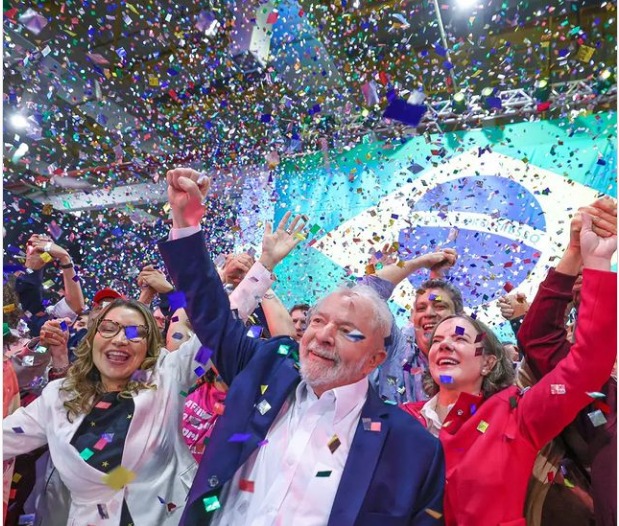 Lula oficializa pré-candidatura à presidência da República